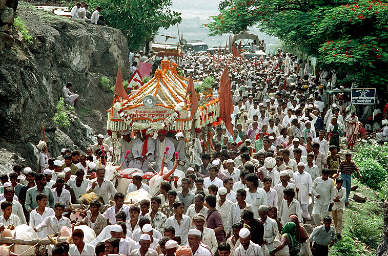 Der Gtterwagen, Palkhi genannt, am Dive-Pass - Pandharpur Yatra 04