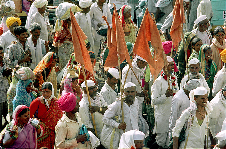 Pilger, Warkaris genannt, am Dive Ghat nahe Pune  - Pandharpur Yatra 05