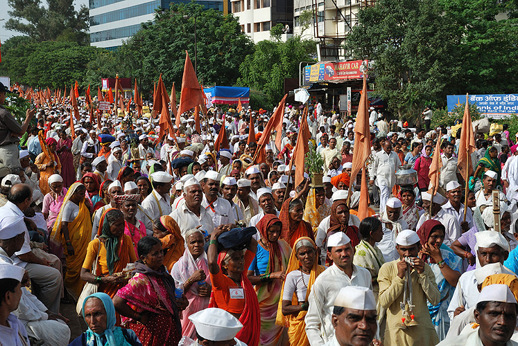 Der Verkehr steht still fr die Warkaris, die Pilger - Pandharpur Yatra 09