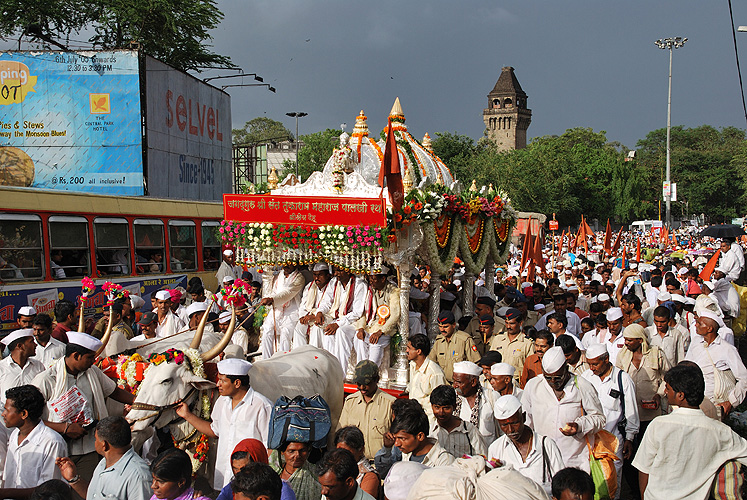 Der Palkhi, der das Relikt des Dichters Dnyaneshwar trgt - Pandharpur Yatra 12