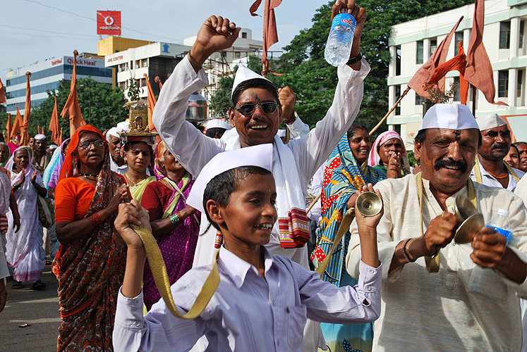 Jubel und Tanz in den Straen von Pune - Pandharpur Yatra 13