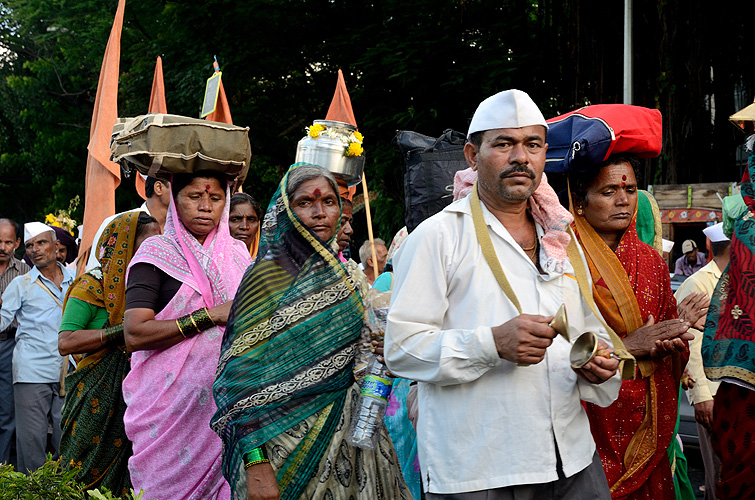 Erschpft vom langen Fumarsch, Pilgergruppe am Abend - Pandharpur Yatra 19