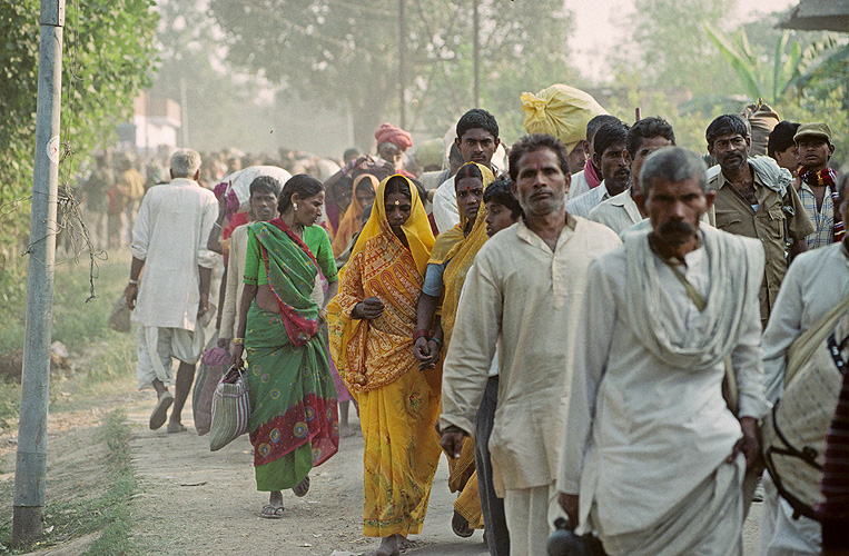 Zufu erreichen viele Pilger den Ort Sonepur - Sonepur Mela 01