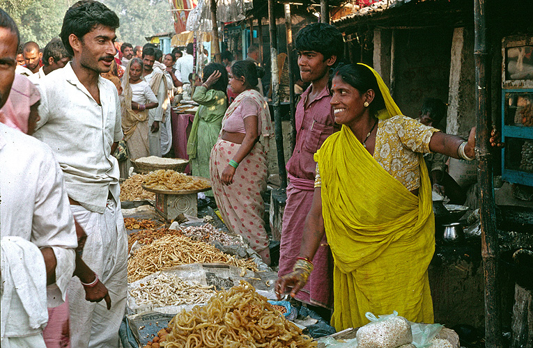 Improvisierte Marktstnde locken mit Sigkeiten und Snacks - Sonepur Mela 04