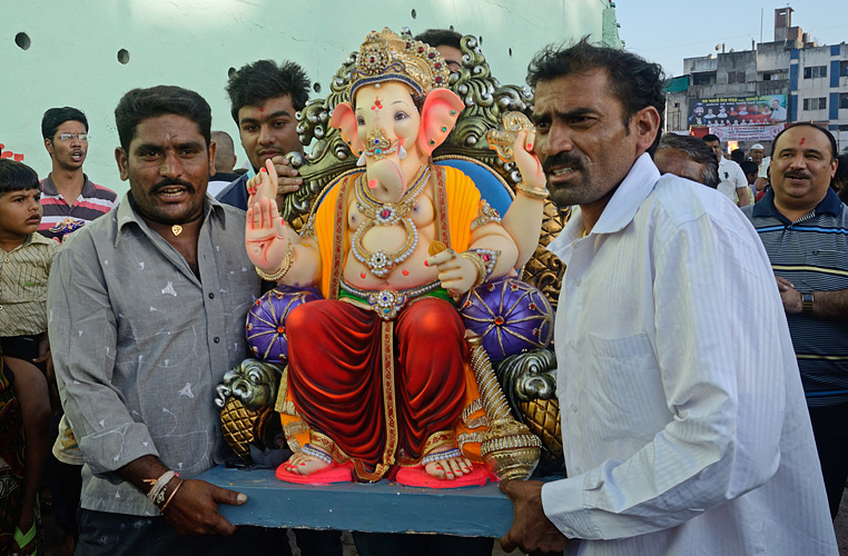 Ganesh-Statue wird zum Fluss gebracht, Pune