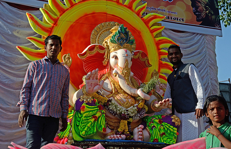 Ganesh-Statue auf einem Traktor-Anhnger