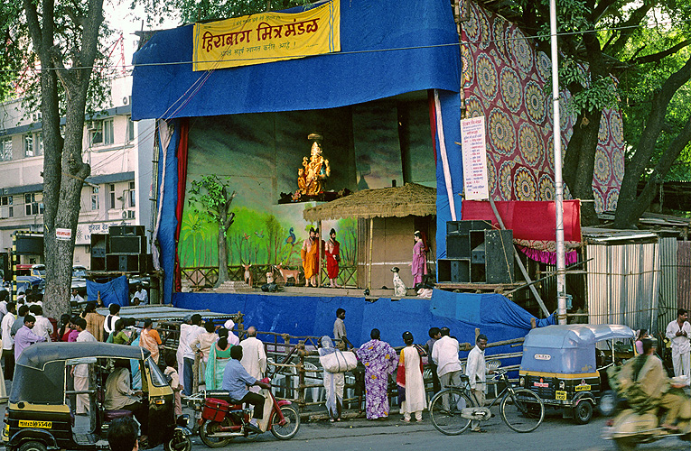 Temporrer Tempel (Pandal) an Straenkreuzung in Pune