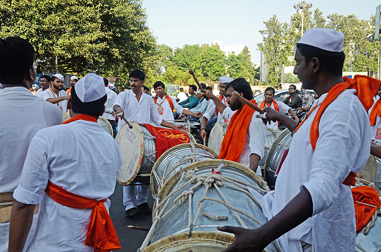 Trommler spielen die groen Dhol-Trommeln, Pune