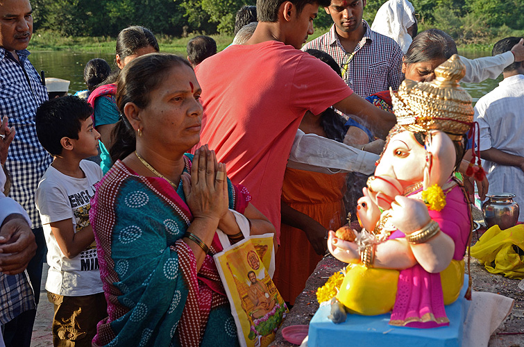 Frau fhrt Zwiesprache mit Ganesh, Pune