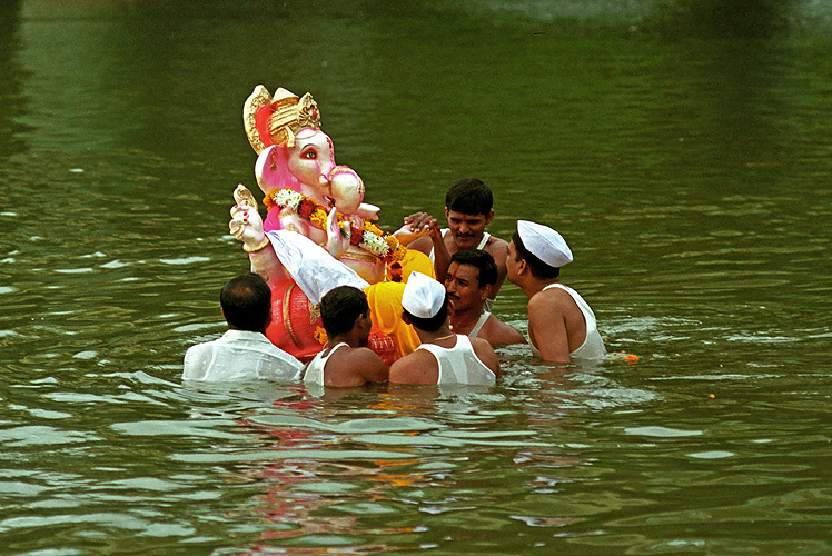 Junge Mnner tragen Ganesh-Statue in den Fluss, Pune