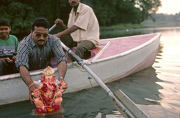 Versenken einer Statue im Fluss, Pune