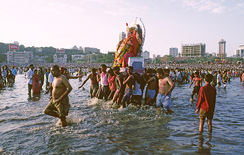 Mnner tragen groe Ganesh-Statue ins Meer, Mumbai
