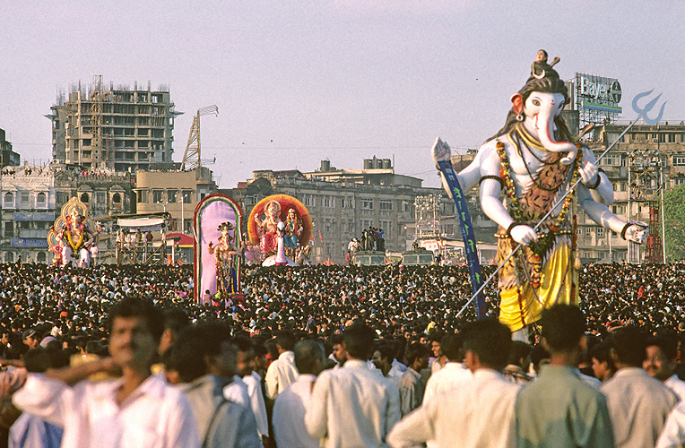 Glubige bei der Versenkung am Juhu-Beach, Mumbai