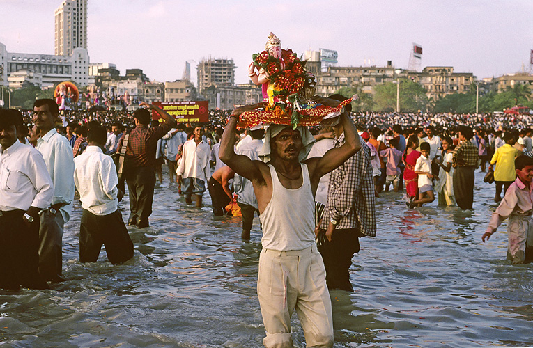 Familienvater trgt Ganesh-Statue ins Meer, Mumbai
