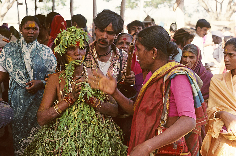 Mit Blttern des Niem-Baumes bekleidete Pilgerin  - Yellamma Mela 08