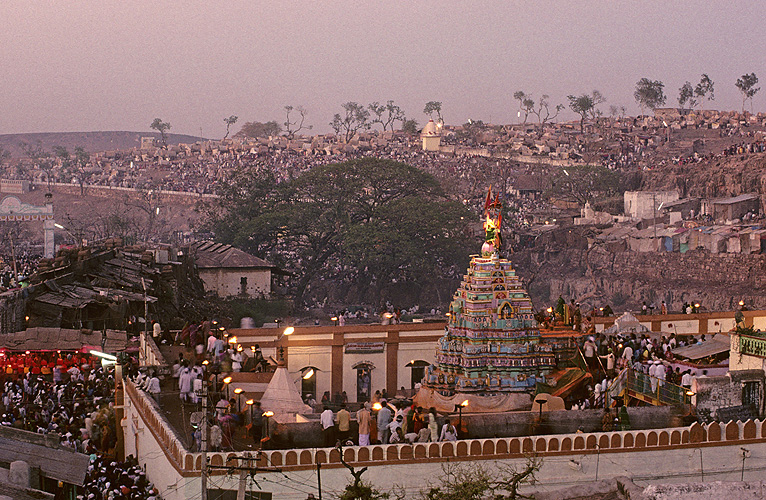 Tempel der Yellamma in der Abenddmmerung - Yellamma Mela 14