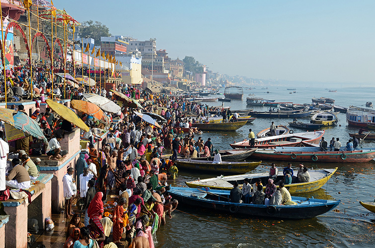 Heiliges Bad im Ganges bei Sonnenaufgang, Varanasi 