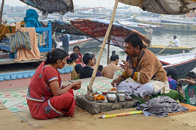 Priester im Gesprch mit Pilgerin, Varanasi 