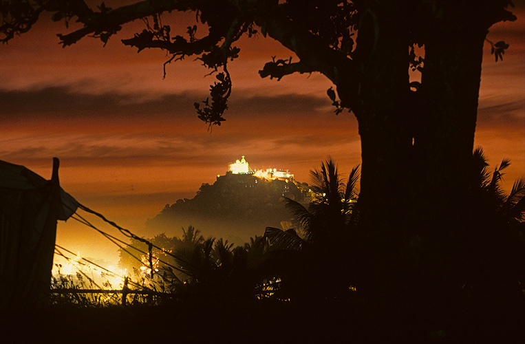 Tempel glitzert in der Abenddmmerung, Sravanabelgola, Karnataka