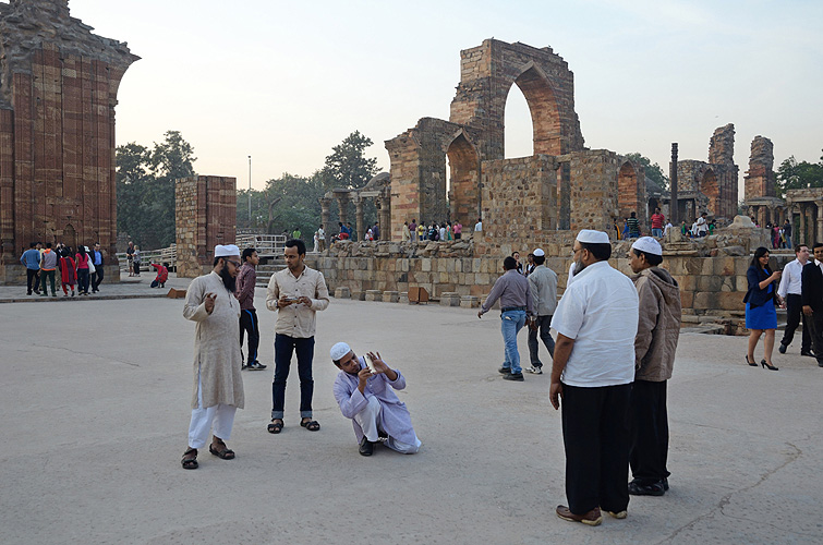Erinnerungsfoto am Qutub Minar, Delhi - Muslime 09